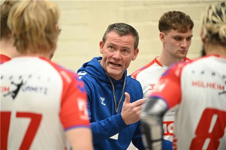 Trainer Hilmar Bjarnason fand in seiner frühen Auszeit die richtigen Worte.  Foto: Bernd Hunder