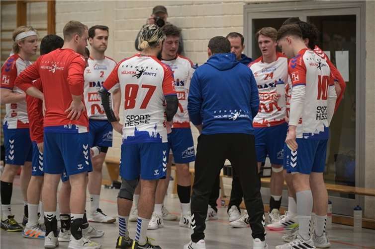 Trainer Hilmar Bjarnason versuchte alles um seine Mannschaft zu einer besseren Leistung zu annimieren. Foto: Bernd Hunder