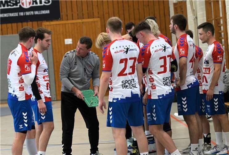 Trainer Hilmar Bjarnason versuchte die Mannschaft auf den richtigen Weg zu bringen.  Foto: Bernd Hunder