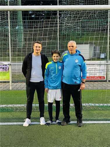 Trainer Horst Setzepfandt sowie Stefan Berresheim gratulierten Leopold Hens.  Foto: privat