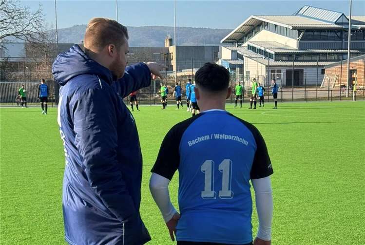 Trainer Huther mit den letzen Instruktionen für Neuzugang Dardan Ademi.  Foto: SG Bachem/Walporzheim
