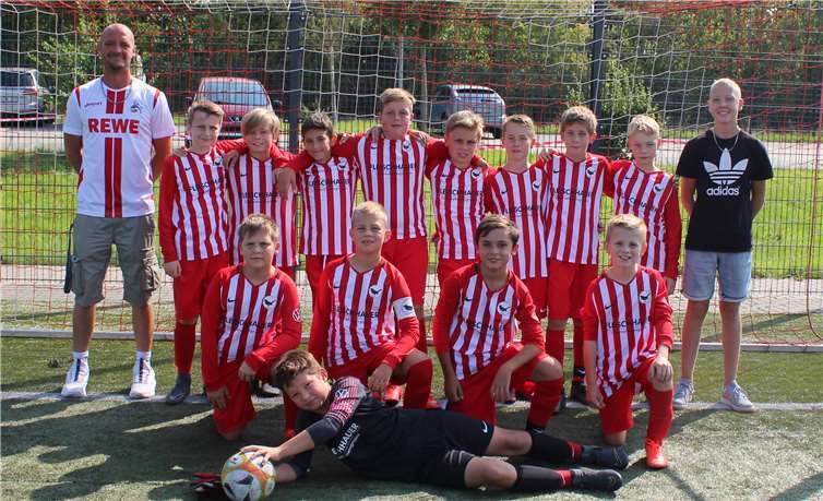 Trainer Jörg Bohr mit den DII-Junioren.