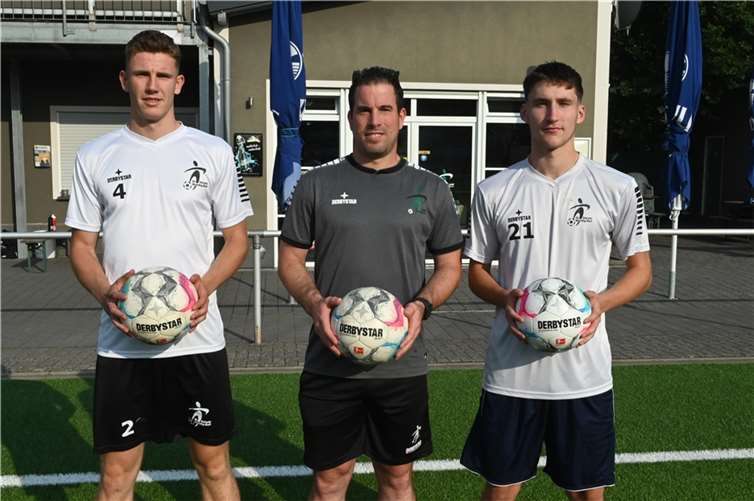 Trainer Jörg Schäfer mit den beiden Neuzugängen Lukas Binder (links) und Leonard Zerwas (rechts).  Fotos: SK