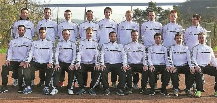 Trainer Jürgen Ebert (hinten links) und die 1. Fußballmannschaft der SG Dieblich/Niederfell, hier in neuen Freizeitanzügen des Vereinslokals Pistono, wünschen alles Gute für das neue Jahr. Michael Wald