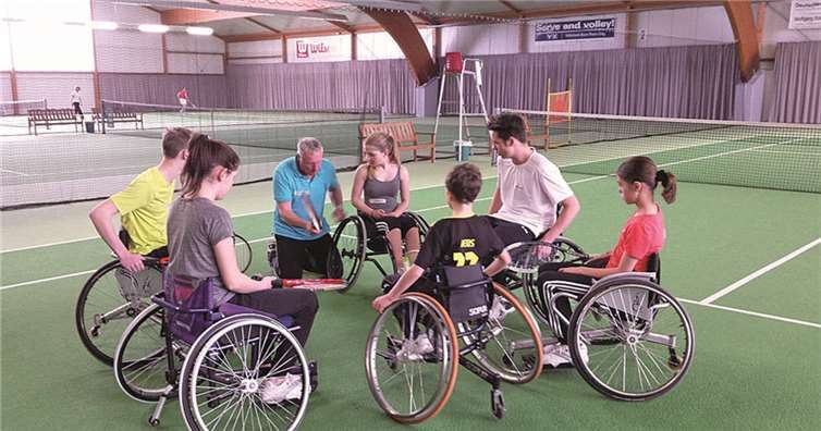 Trainer Jürgen Kugler erklärt den Jugendlichen des TC Steimel die richtige Griffhaltung.