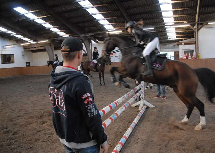 Ein „junges“ Reitturnier Trainer Kai Schaffner wirft einen letzten kritischen Blick auf die Vorbereitungen dieser jungen Kurtscheider Reiterin für den Start in der Prüfung.
