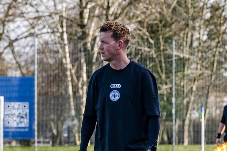 Trainer Kim Kossmann will mit seiner Mannschaft die beste Rheinlandliga-Saison der Vereinsgeschichte bestätigen.