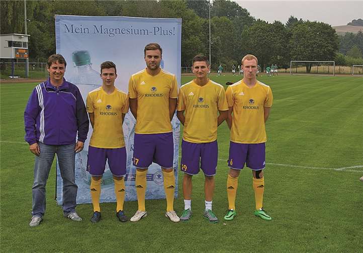Trainer Klaus Adams mit den Neuzugängen: Trainer Klaus Adams, Maximilian Fichtl, Alexej Eberhardt, Edis Alioglu, Julius Fohr (v.l.). privat