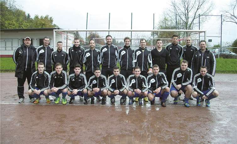 Trainer Lorenzo Carbone (stehend, v. l.), C. Torres-Stuch, J. Fröhlich, S. Krupp, T. Kern, D. Straußfeld, St. Krupp, L. Kubach, C. Trautwein, Ch. Hausen, B. Lindlohr, Trainer Arnim Gerick sowie (knieend, v. l.) T. Krupp, N. Blätgen, S. Wallek, J. Pinto-Soares, J. Poyatos, L. Gerick, N. Kenn, Ch. Monschau, C. Plank. Es fehlen: Co-Trainer Mirko Bulic, R. Sieger, M. Handschumacher, C. Troll, M. Linke, R. Schimmang. privat
