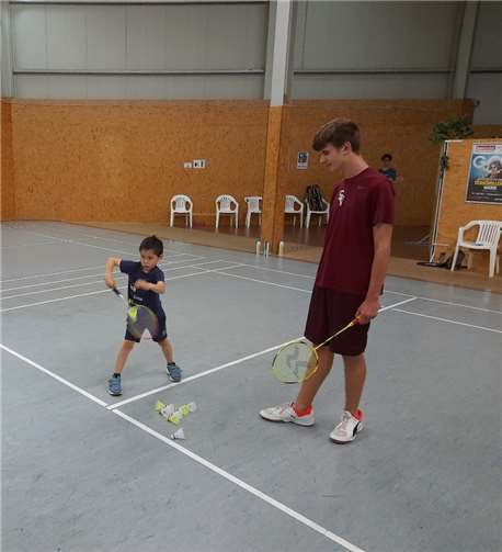 Trainer Louis Huth mit dem Badminton-Nachwuchs. Foto: privat