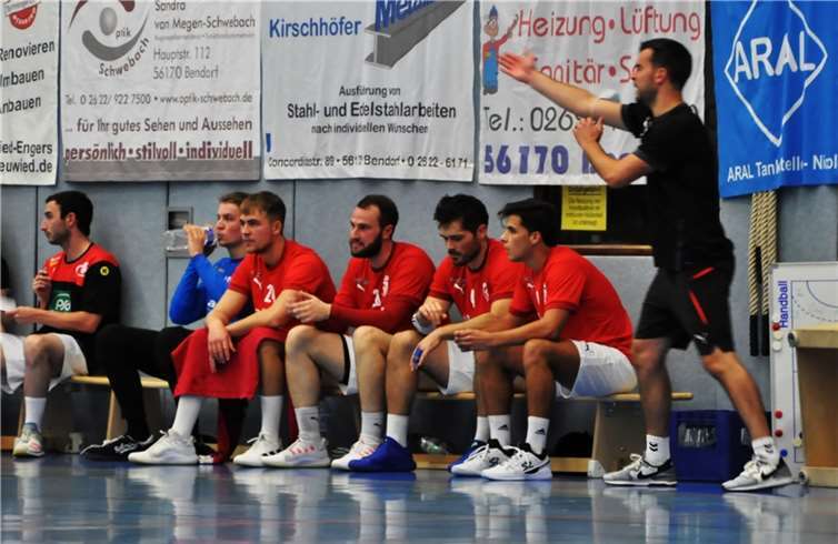 Trainer Lucas Litzmann (r.), dirigiert von der Bank aus seine Mannschaft. Foto: privat