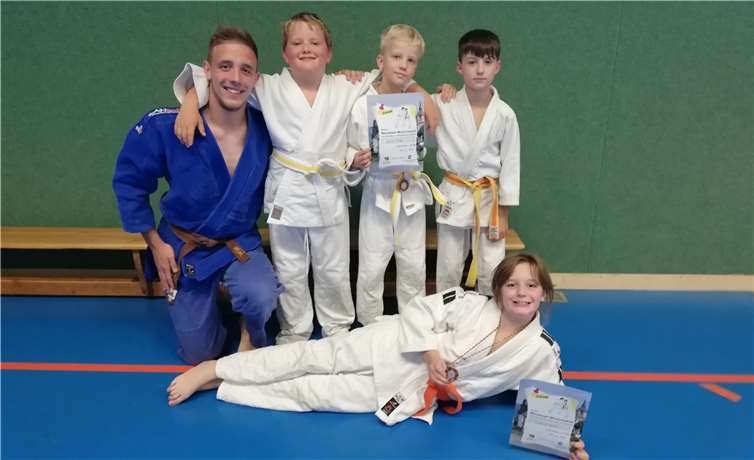 Trainer Lukas Gärtner, Samuel Richert, Damian Lange, Maxim Minich sowie Antonia Gärtner sind mit den Wettkampfleistungen zufrieden (v.l.). Foto: privat