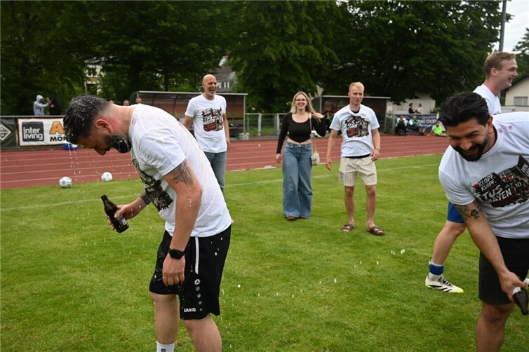 Trainer Marc Steil musste einige Bierduschen über sich ergehen lassen. (SK)