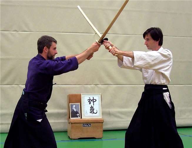 Trainer Marius Trzaski vermittelt diese japanische Kampfkunst. privat