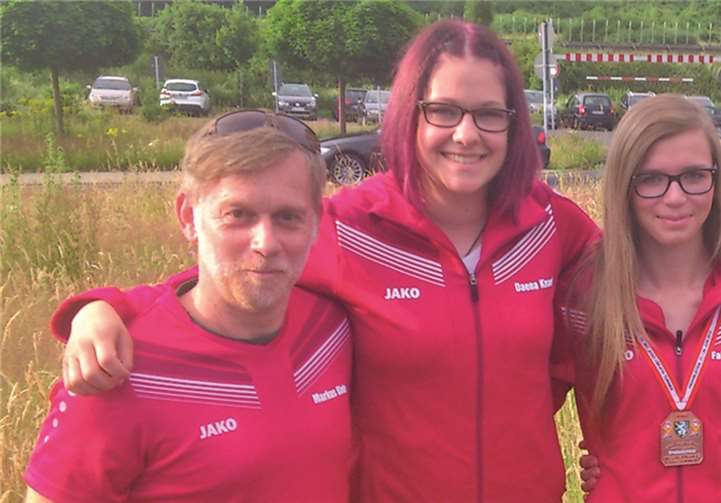 Trainer Markus Klein war durchweg mit den gezeigten Leistungen seines Teams zufrieden: Daena Knauf, Fabienne Binder und Birgit Binder (Mädelwartin im JC Neuwied).. Presse/JCNeuwied