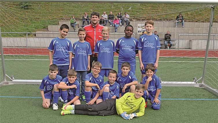 Trainer Michael Nellen mit seinem Team: Ammin Dehini (st.v.l.), Tom Ostermann, Lennart Schauer, Emmanuel Bondzi und Julien Dax; Anel Mavric (kn.v.l.), Paul Kahlin, Paul Weingarth, Finn Gerlach, Jakob Dax, Johannes Thys sowie (v.) Maurice Nellen.privat