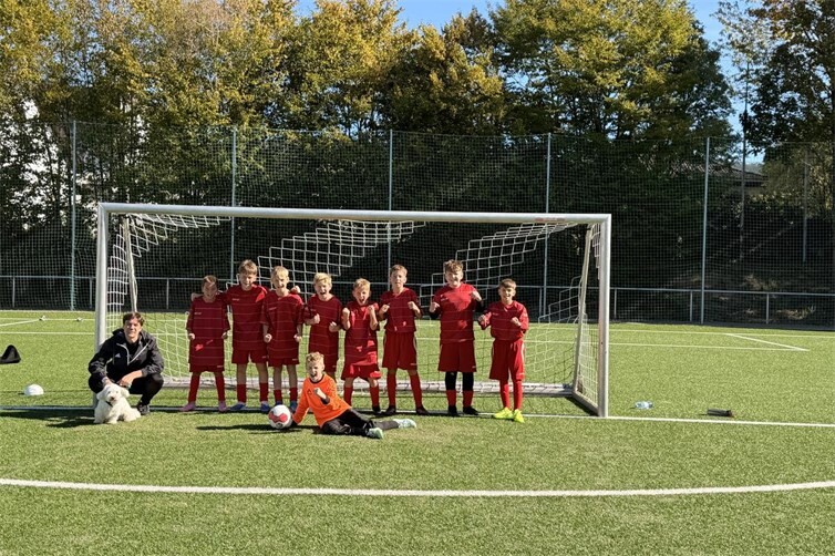 Trainer Michael Schmidt mit der U13-Jungenmannschaft des WHG