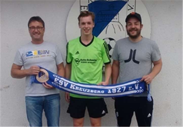 Trainer Michael Theisen (links) und Co-Trainer Oliver Gasper (rechts) mit Alexander Gebhard.privat