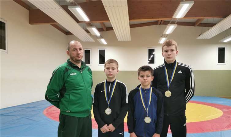 Trainer Muhammed Sulejmanov vor dem Training mit Abdullah, Makhmud und Shamil Sulejmanov.Foto: privat