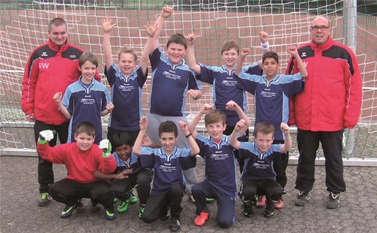 Trainer Olaf Werner und Co-Trainer Rainer Wunderlich mit Ihrer Mannschaft vor dem Training in den neuen Toren.privat