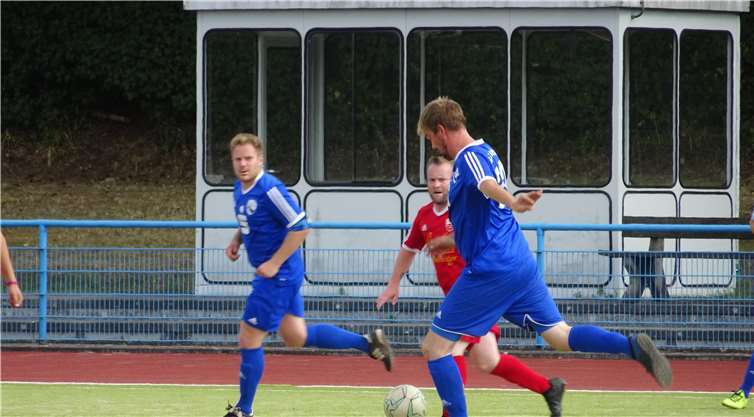 Trainer Patrick Krismann (vorne) schnürt das ein oder andere Mal auch noch seine Fußballschuhe, um das SG-Team, wie zur Zeit urlaubsbedingt, personell zu unterstützen, links: Spielführer Daniel Eifler.Foto: privat