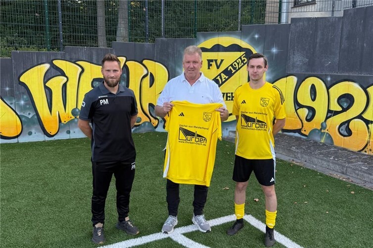 Trainer Patrick Melcher (L) mit Sponsor Uwe Durben (M) und Mannschaftskapitän Christopher Walter (R)
