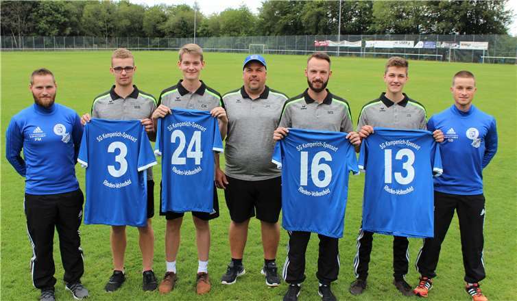 Trainer Patrick Melcher (li.), Co-Trainer Sebastian Bell (re.) sowie Betreuer Jürgen Haubrich (Mitte) begrüßten zu Beginn der Vorbereitung die Neuen im Team: Marc Brust, Christopher Kimmich, Maik Schricker und Jakob Schumacher (v.li.).Foto: privat