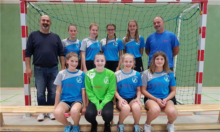Trainer Patrick Sellge mit Sascha Heinen und der erfolgreichen Mädchenmannschaft.Foto: privat