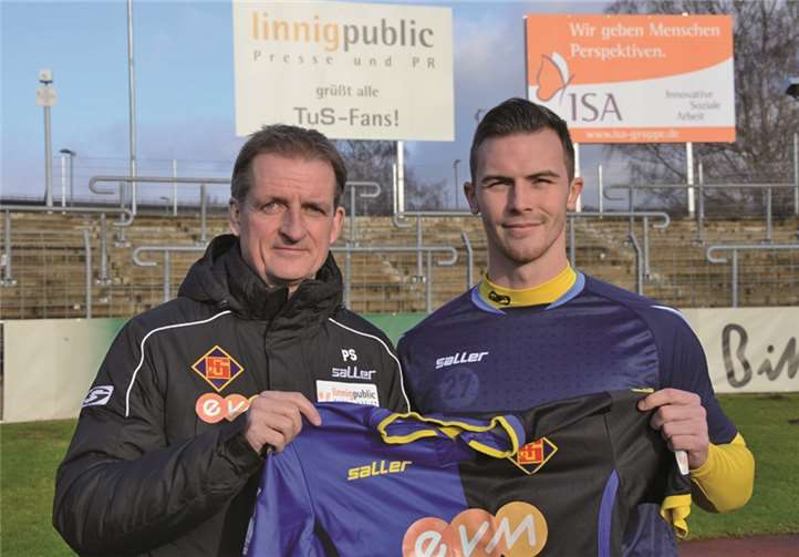 Trainer Petrik Sander (li.) begrüßt den neuen Abwehrspieler Oliver Laux zurück bei TuS Koblenz. privat