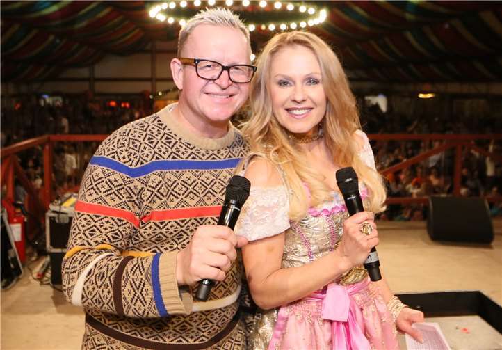 „Trainer-Queen“ Ulrike Kriegler aus Wien und DJ Mox aus dem Zillertal führen durch die Kölner Hüttengaudi. D.S.Marketing