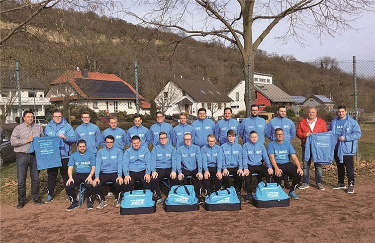 Trainer Robin Odenthal und Tobias Kraus nahmen die neuen Trainingsanzüge dankend entgegen. Stehend v.r.: Sponsor Bruno Bockshecker, Trainer Robin Odenthal, Julian Lanser, Michael Frings, Alexander Ehlen, Florian Decker, Marcus Feldhoff, Torsten Hüppen, Jürgen Deutsch, Kevin Sönksen, Nick Jacobi, Sponsor Klaus Sommersberg, Trainer Tobias Kraus. Sitzend v.l.: Jannik Fuchs, Mike Schmitz, Lukas Fabritius, Lukas Fink, Julian Nachtsheim, Frederic Adams, Sören Hain, Lasse Blank, Fabian Jansen.privat