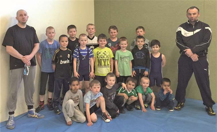 Trainer Rustam Hotsajev (links) mit Trainerassistent und den jüngsten Ringern des RSV.Privat