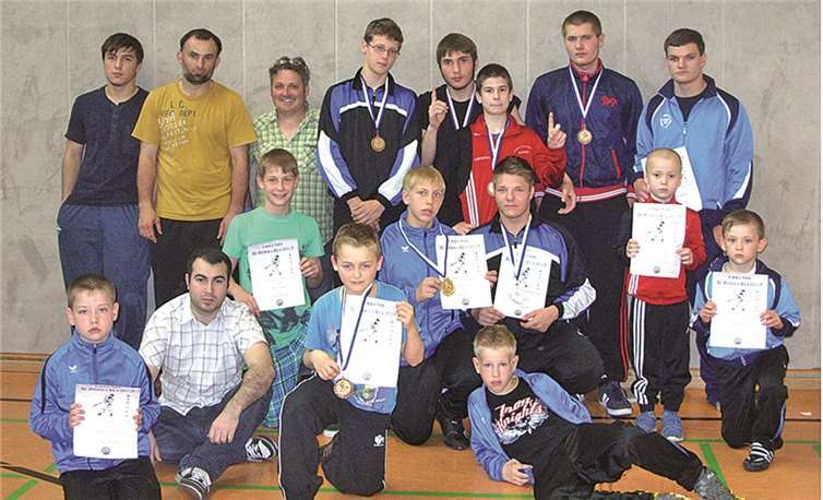 Trainer Rustam Hotsajev - stehend 2. v. li..privat