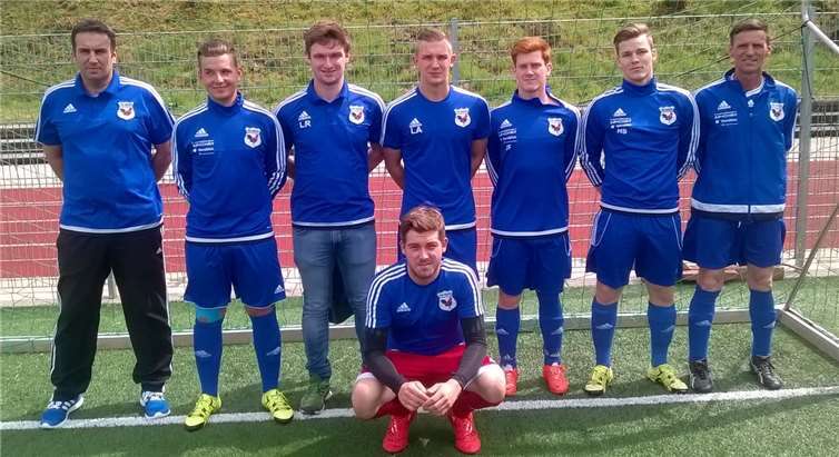 Trainer Sascha Wingender und die Youngsters Dominic Ihle, Luca Reichert, Lukas Adendorf, Justin Friese, Hendrick Schmitz, Co-Trainer Gerd Reichert und Robin Henn (v.).