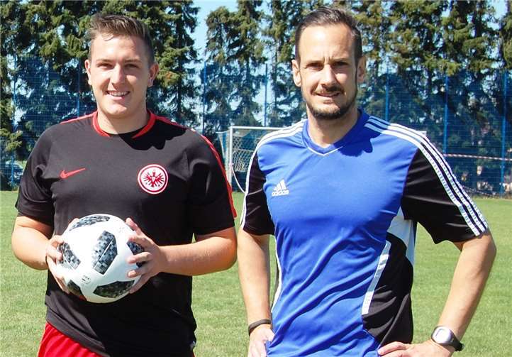 Trainer Sascha Wirtz (rechts) weiß, was er an Torhüter Florian Geisler hat. SK