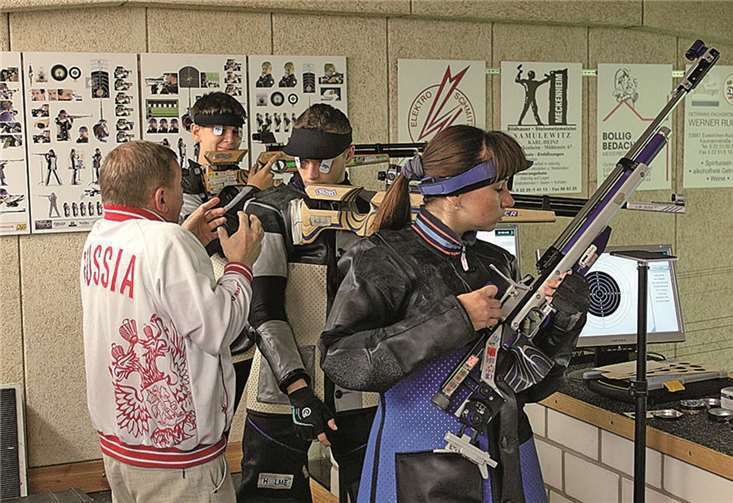 Trainer Sergey Krivtsov verbessert in Gebärdensprache Fehler seines Schützen. privat