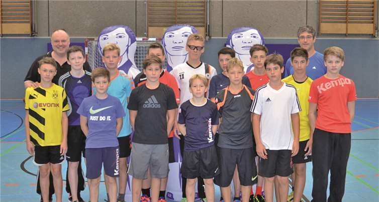 Trainer, Spieler und Hindernisse kamen für ein Gruppenfoto zusammen. privat