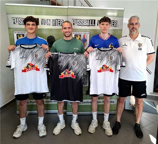 Trainer Steven Brandt (1.v.r.) mit den drei Neuzugängen.  Foto: privat