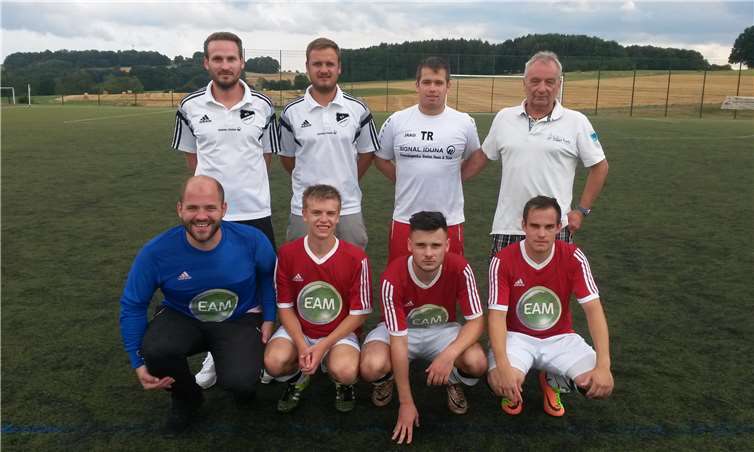 Trainer-Team: Trainer Christian Weißenfels, Co-Trainer Marvin Kurz,Torwarttrainer Pete Neuendorff, Abteilungsleiter Rolf Kahler (stehend von links);Neuzugänge: Andreas Kuhlen, Pascal Schiffers, Kai Weingart,Jonas Eul (vorne von links knieend). Es fehlt: Etem Güven.