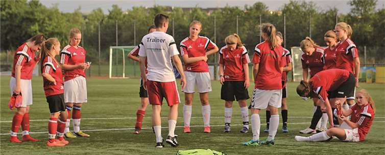 Trainer Thomas Dressler bat die B I-Juniorinnen bei fast tropischen Temperaturen zum Training.privat