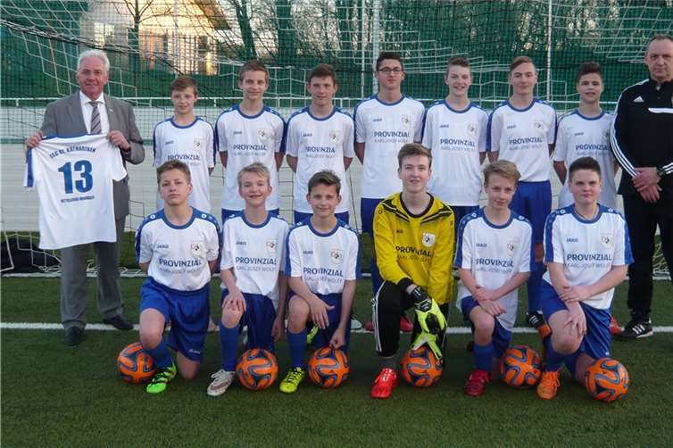 Trainer Thomas Schinowski freute sich mit seiner C2 Jugendmannschaft über die neuen Trikots von Provinzial Geschäftsstellenleiter Karl-Josef Wolff aus Windhagen. privat.