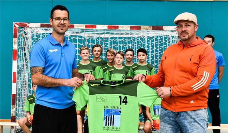 Trainer Thomas Schlich bei der symbolischen Trikotübergabe mit Dierk Weber. Foto: privat