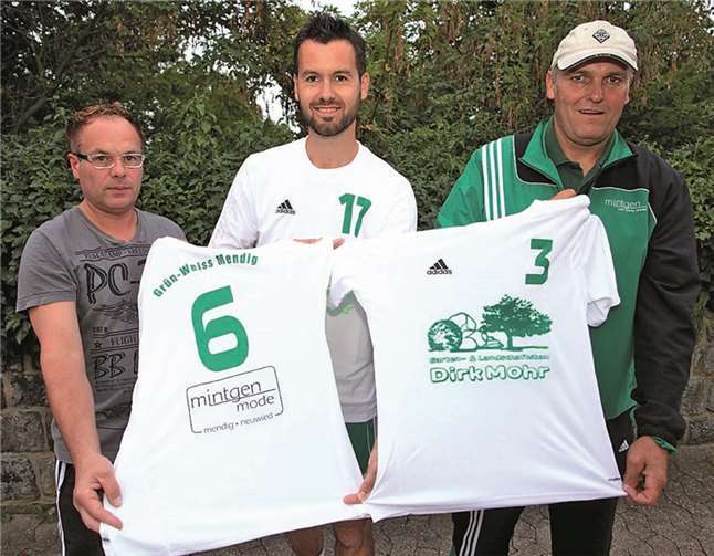 Trainer Thomas Schlich stellte zusammen mit dem Vorstandsvorsitzenden Rainer Schneider und Hauptsponsor Dirk Mohr das neue Trikot des TuS Grün-Weiß Mendig vor.privat