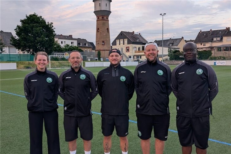 Trainer Thorsten Gollnow (2. von rechts) geht mit erweitertem Team in die A-Klassen-Sasion. 