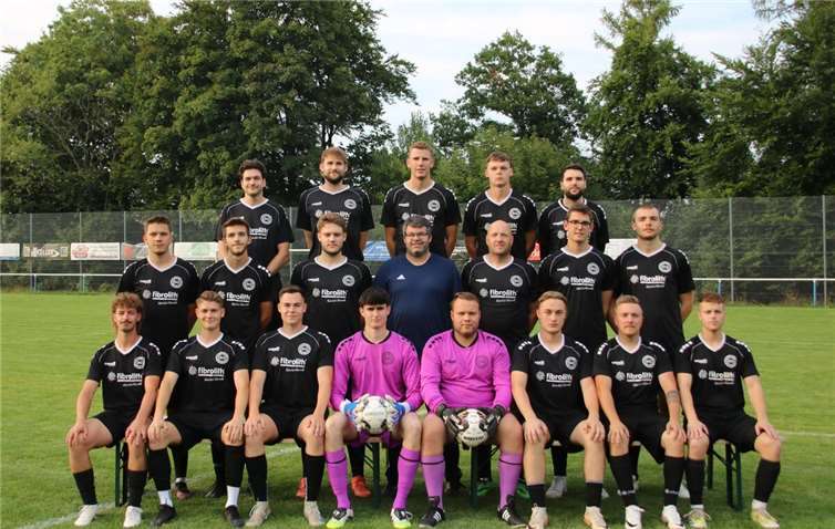 Trainer Tobias Ackermann und sein Team sind neuer Primus der Kreisliga C11.  Foto: privat