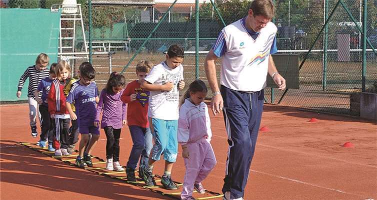 Trainer Urs Buchholz zeigte den Kleinen den Fitnessparcours. privat