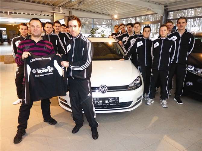 Trainer Walter Berresheim (2. von vorne links) und die erste Mannschaft der SG Wehr/Rieden/Volkesfeld bedankten sich bei Rainer Konrad (vorne links) für die neuen Trainingsanzüge.FRE