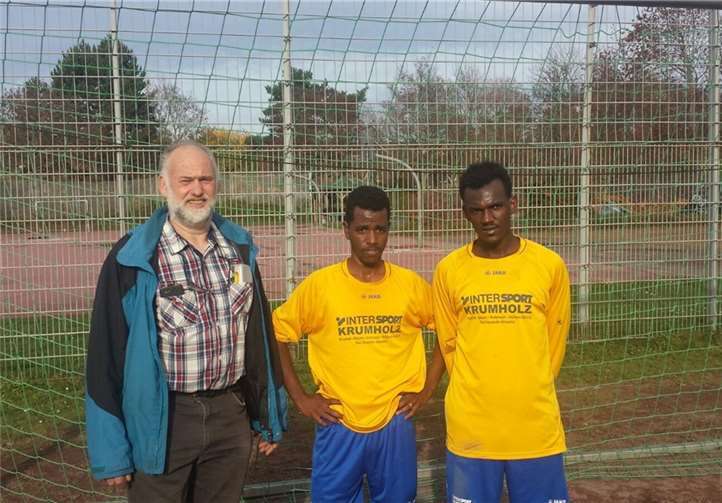 Trainer Walter Bous freut sich: Die Hennok und Idris spielen ab sofort offiziell für den VfR Waldorf. privat
