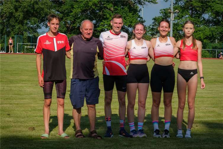 Trainer Winfried Wirth (2.v.l.) gemeinsam mit den Athleten der DJK Ochtendung (von links) Moritz Blank, Jannik van Beek, Verena van Beek, Carolin Endres und Franziska Schulz.  Foto: Christoph Blank