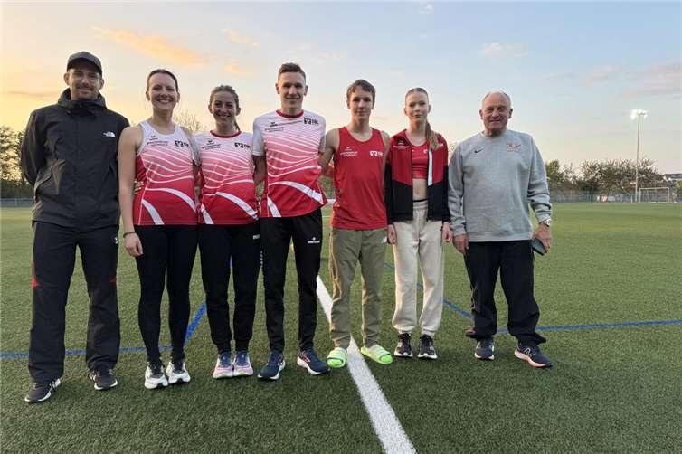 Trainer Winfried Wirth (rechts) von der DJK Ochtendung und Trainer Nico Nübel (links) vom TV Jahn Plaidt gemeinsam mit den Athleten (von links) Carolin Endres, Verena van Beek, Jannik van Beek, Moritz Blank und Franziska Schulz. Foto: privat